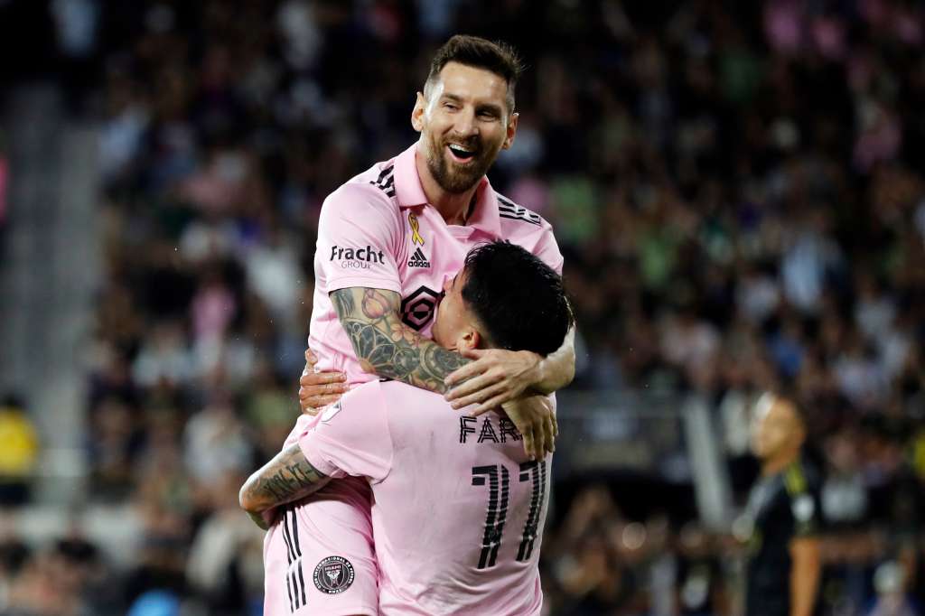 Los Angeles (United States), 04/09/2023.- Inter Miami FC Lionel Messi (up) and Inter Miami FC Facundo Farias react after Farias scored during the match between LAFC and Inter Miami FC at BMO Stadium in Los Angeles, California, USA, 03 September 2023. EFE/EPA/ETIENNE LAURENT