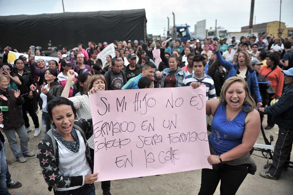 En la mañana de este jueves cerca de 300 padres de familia bloquearon la Autopista Sur en el municipio de Soacha. / David Campuzano