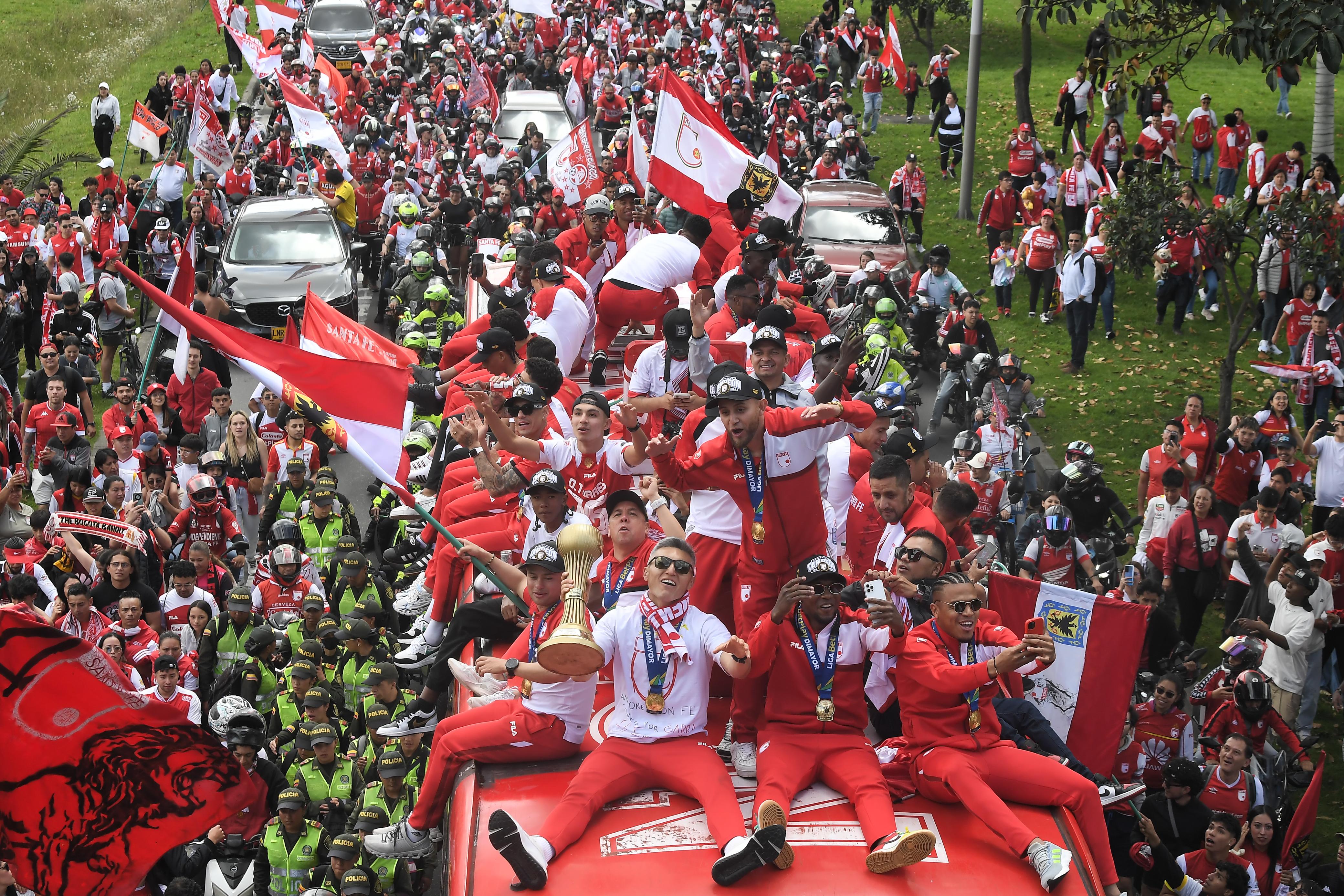 Las calles de Bogotá se desbordaron para festejar el título de Independiente Santa Fe, que le ganó el domingo al DIM y celebró el décimo título de su historia. Así fue la fiesta de la caravana.