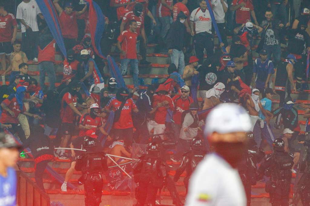 AMDEP126. MEDELLIN (COLOMBIA), 17/12/2025.- Integrantes de la Unidad de Diálogo y Mantenimiento del Orden (UNDMO) se enfrentan con hinchas de Medellín este miércoles, al finalizar el partido de vuelta por la final de la Copa Colombia entre Medellín y Nacional en el estadio Atanasio Girardot, en Medellín (Colombia). EFE/ STR