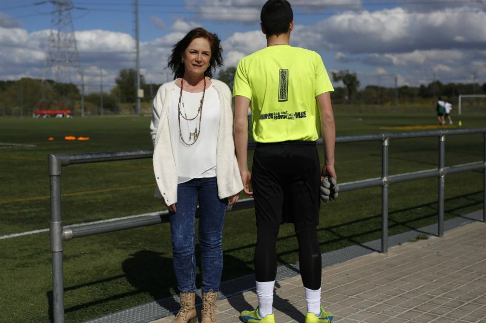 Luz María Arango y su hijo Alejandro Urrea Arango en los campos del Pozuelo. / Samuel Sánchez, EL PAÍS.