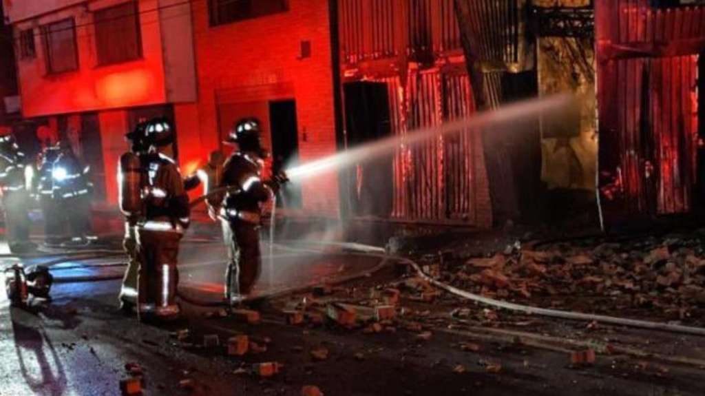 Después de un arduo trabajo de más de cuatro horas los bomberos pudieron controlar las llamas.