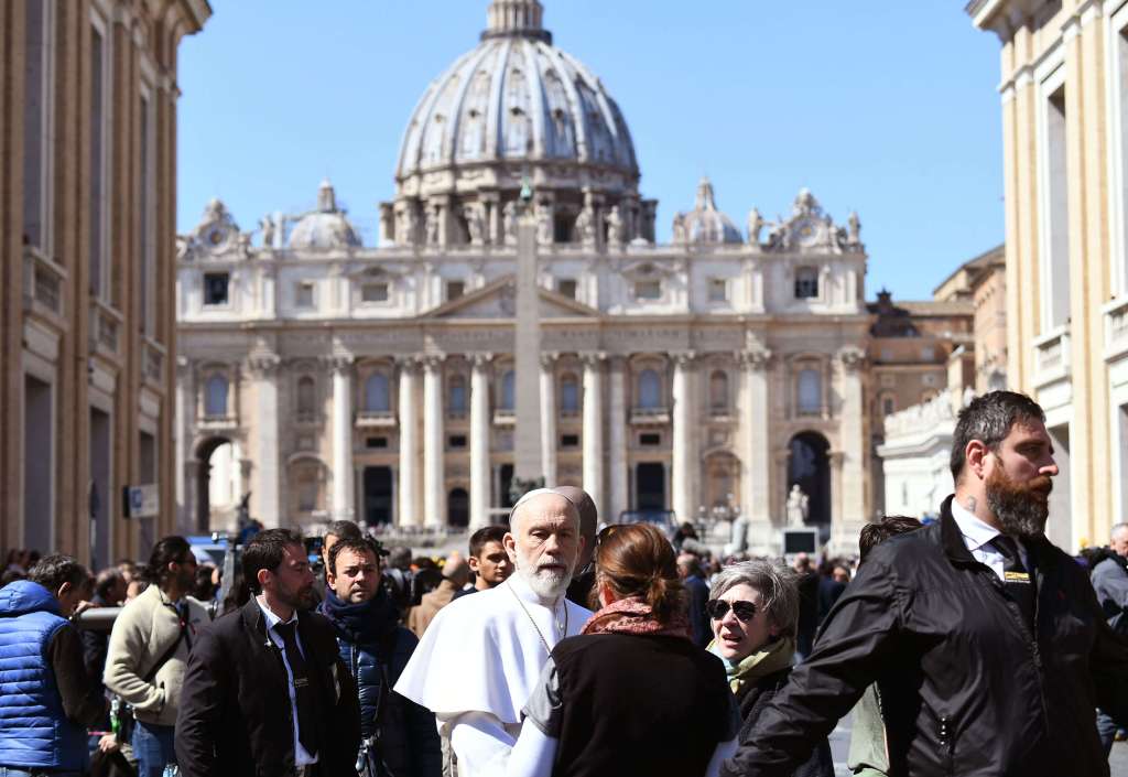 La serie "The New Pope", dirigida por Paolo Sorrentino y protagonizada por John Malkovich, se desarrolla en "el mundo del papado moderno", pero no se sabe nada más. Las zapatillas rojas de Malkovich evocan a las de Benedicto XVI o de sus antecesores, pues Francisco las trocó por otras más confortables y ortopédicas. / AFP