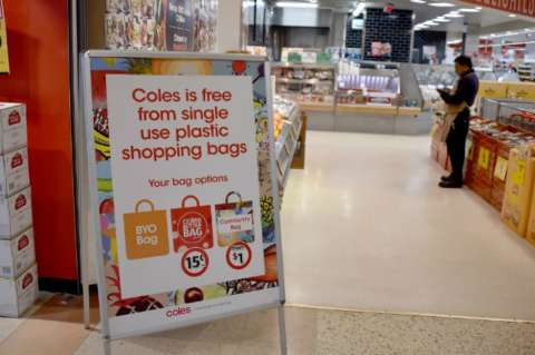 Prohibición de bolsas de plástico en Australia irrita a compradores