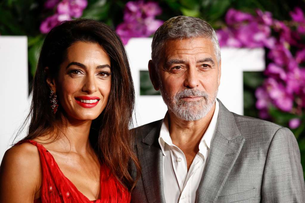 Los Angeles (United States), 18/10/2022.- US actor George Clooney (R) and wife, Lebanese-British barrister Amal Clooney (L), attend the premiere of the movie 'ÄòTicket To Paradise'Äô at Regency Village Theatre in Los Angeles, California, USA, 17 October 2022. (Cine, Estados Unidos) EFE/EPA/CAROLINE BREHMAN