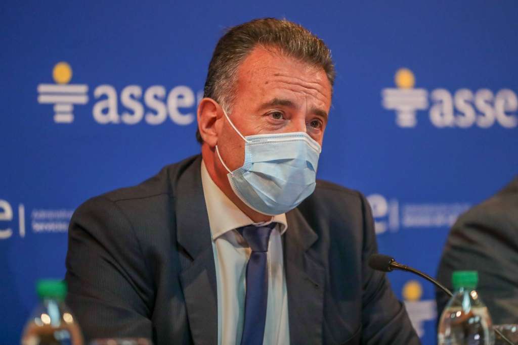El ministro de Salud Pública de Uruguay, Daniel Salinas, habla durante una conferencia de prensa, en Montevideo.