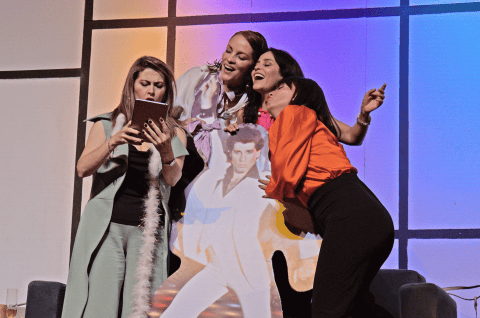 “Las novias de Travolta”, cumplir 50 pensando en la nostalgia