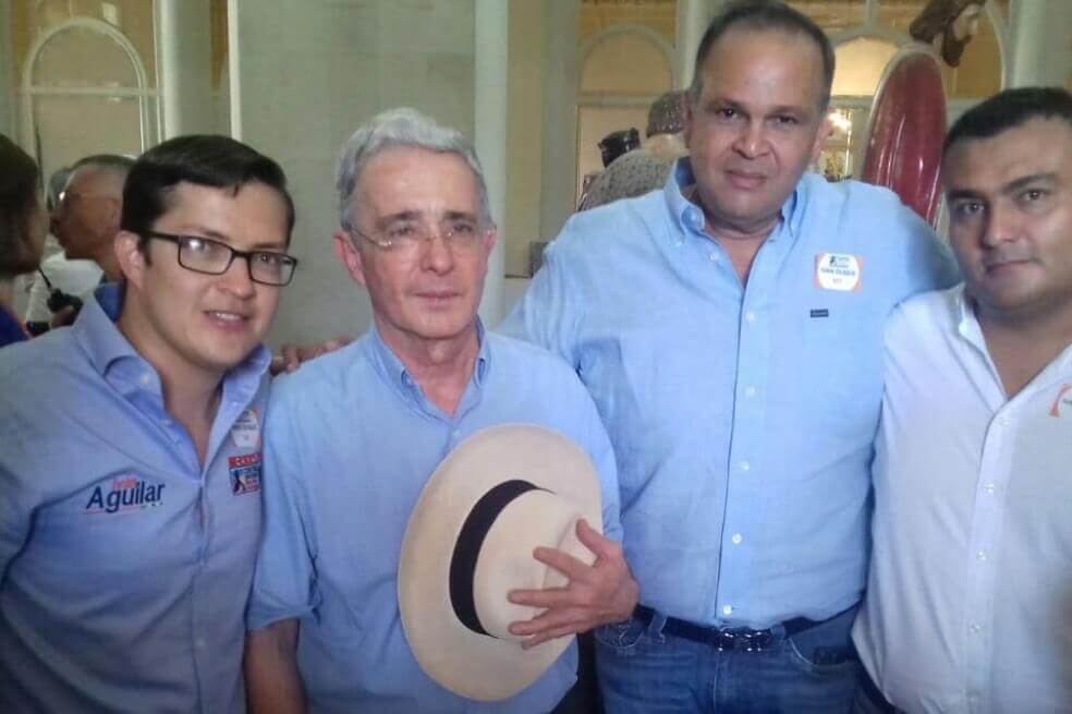 El senador Uribe ha dicho que si hay imágenes de él con el "Ñeñe" Hernández es porque todavía mucha gente en la calle le pide fotos. / Archivo
