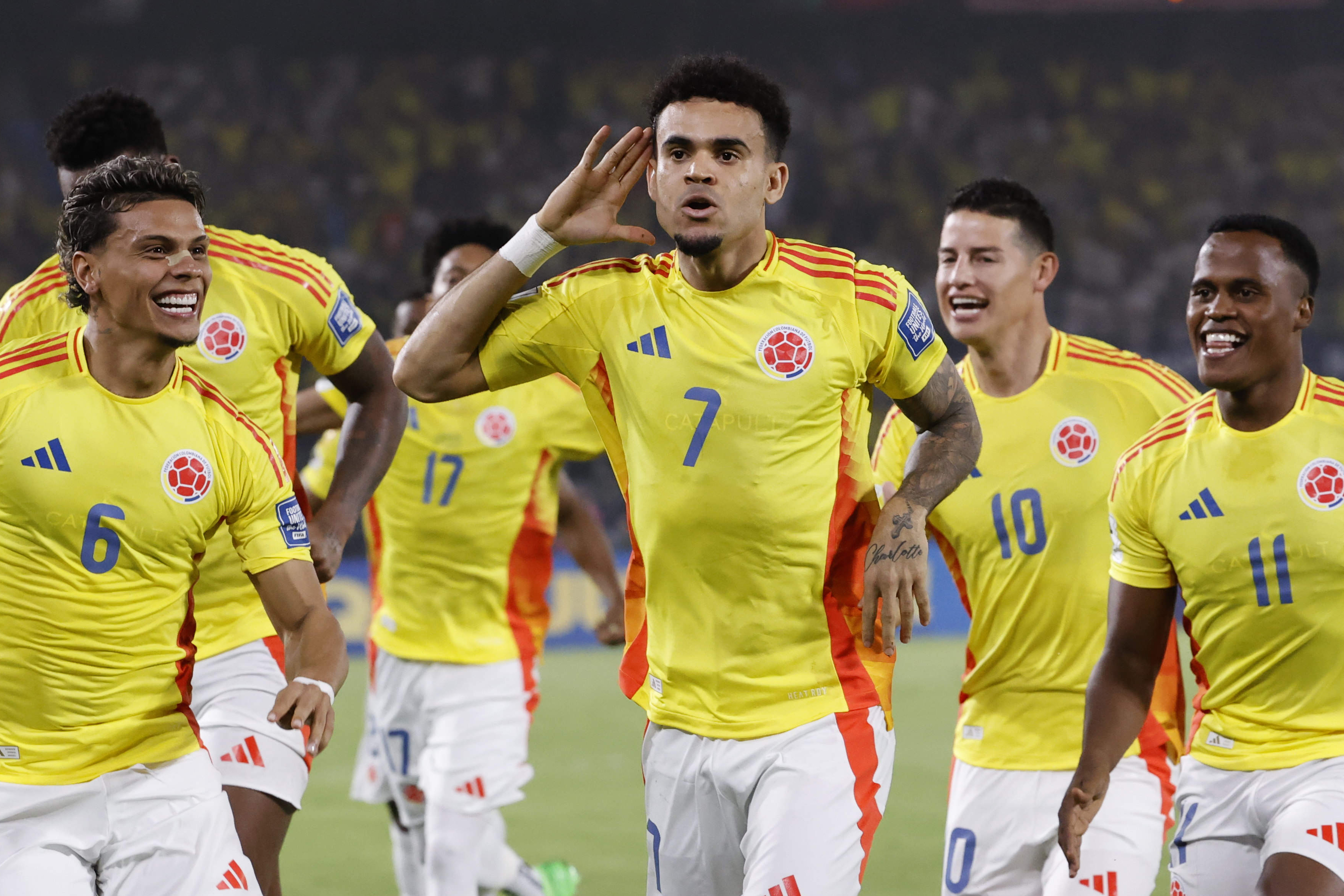. BARRANQUILLA (COLOMBIA), 25/03/2025.- Luis Díaz (c) de Colombia celebra un gol ante Paraguay este martes en un partido de las eliminatorias sudamericanas para el Mundial de 2026 entre las selecciones de Colombia y Paraguay en el estadio Metropolitano Roberto Melendez en Barranquilla (Colombia). EFE/Mauricio Dueñas Castañeda