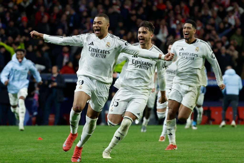 MADRID, 12703/2025.- Los jugadores del Real Madrid celebran su pase a cuartos tras derrotar en la tanda de penaltis al Atlético de Madrid en el encuentro de vuelta de los octavos de final de la Liga de Campeones que han disptuado este miércoles en el estadio Metropolitano. EFE/Juanjo Martín