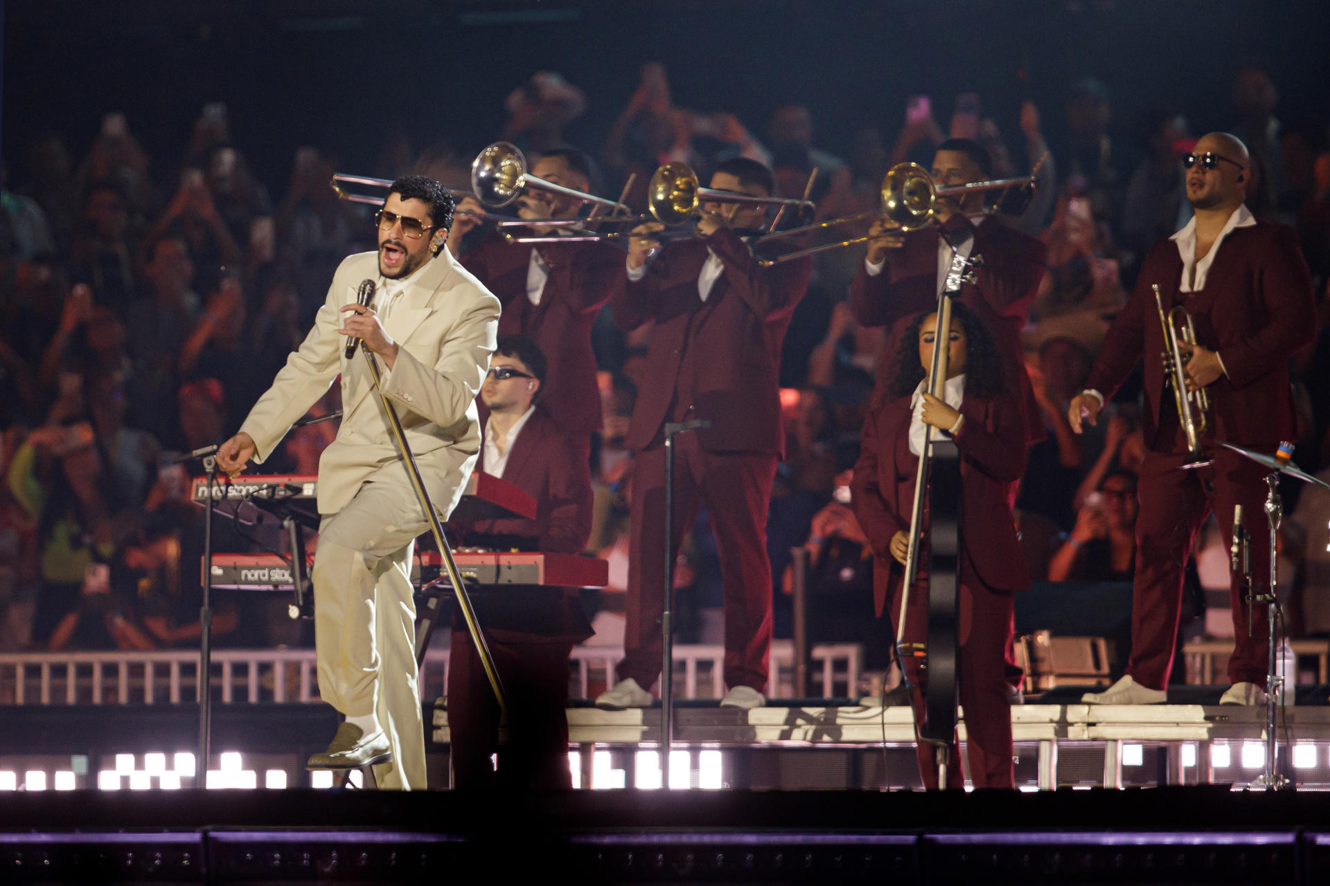 AME6017. LIMA (PERÚ), 16/01/2026.- El cantante puertorriqueño Bad Bunny se presenta durante un concierto de su gira mundial 'Debí tirar más fotos' este viernes, en el Estadio Nacional en Lima (Perú). EFE/ Sebastián Blanco