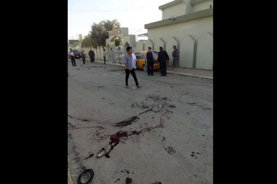 Rastros de sangre y una sandalia suelta en el escenario de un atentado con bomba perpetrado tras el rezo del Eid al-Adha en la ciudad de Kirkuk, al norte de Irak./ EFE