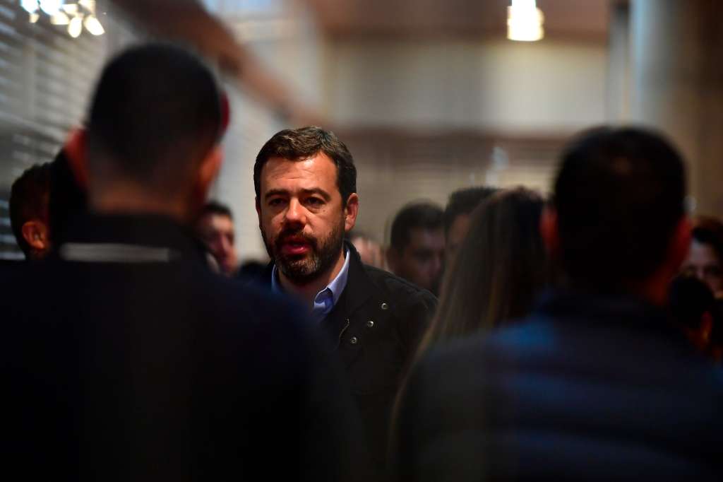Alcalde de Bogotá, mostrando su apoyo a la familia del senador y precandidato presidencial Miguel Uribe Turbay, en la Fundación Santa Fe, luego de sufrir un atentado