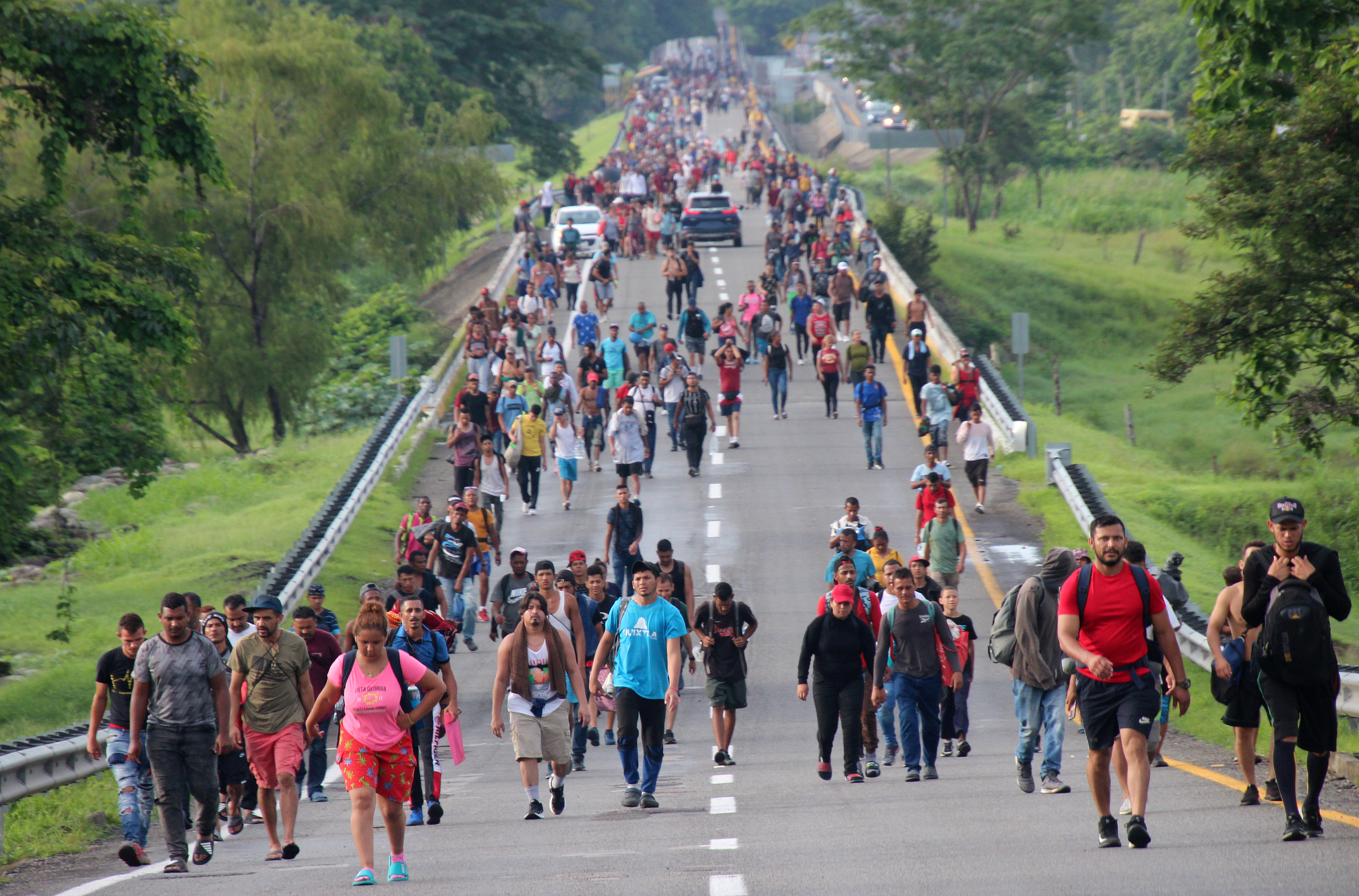 -FOTODELDIA- MEX5831. ESCUINTLA. (MÉXICO), 09/06/2022.- Migrantes centroamericanos caminan en caravana hacia la frontera con Estados Unidos, hoy, a su paso por Escuintla (México). La caravana de migrantes que partió el pasado lunes con 15.000 personas desde la mexicana Tapachula, fronteriza con Guatemala, se ha disgregado en su andadura, pero no ha detenido su paso por el sur de México y mantiene firme su objetivo de llegar a Estados Unidos. EFE/ Juan Manuel Blanco