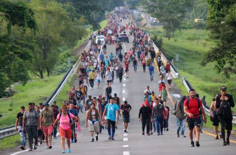 Más de 1.500 migrantes cruzaron la frontera entre EE. UU. y México