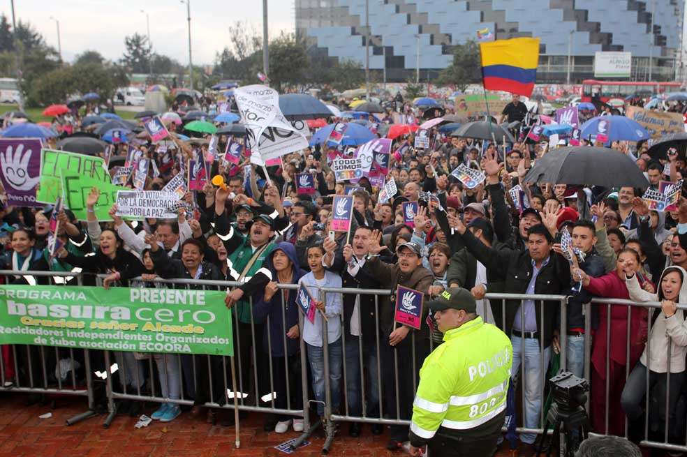 Simpatizantes del alcalde Gustavo Petro se han reunido en Suba para apoyar el no a la revocatoria.