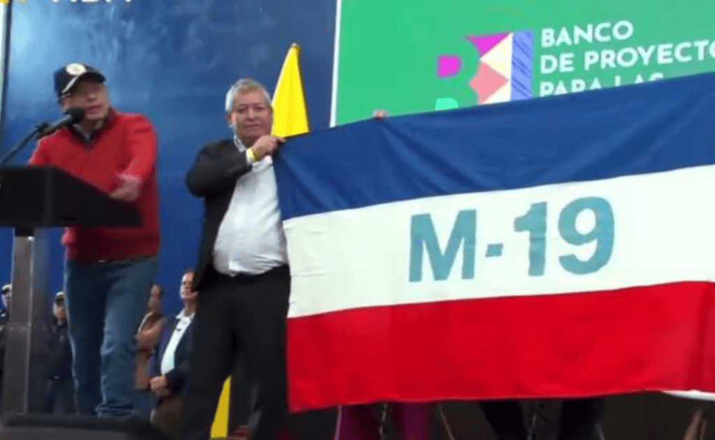 Petro pidió bandera del M-19 para conmemorar a Carlos Pizarro.