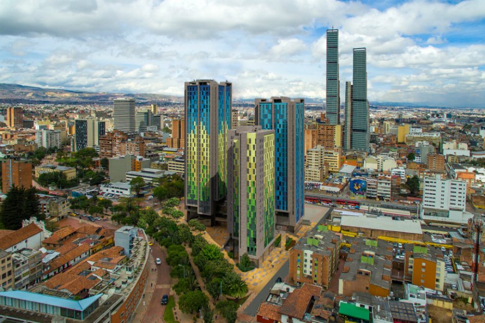 CityU, es un complejo de tres torres destinadas para vivienda universitaria. Está ubicado en la calle 19 con carrera tercera, justo en frente de la U de los Andes. / Uniandes