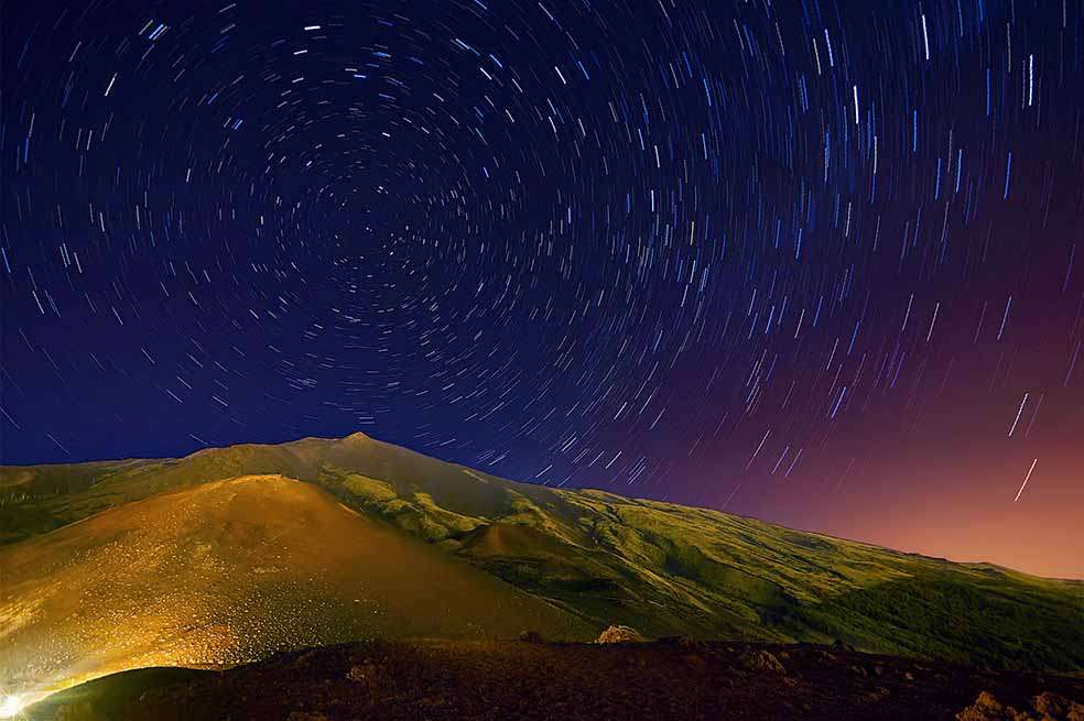 Movimiento de las estrellas durante la noche sobre el monte Etna, última morada de Empédocles. / Marcello Falco - Flickr