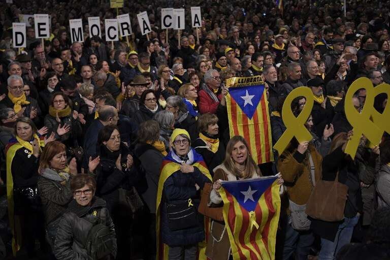 Miles de personas salieron a protestar en Barcelona en contra del juicio contra 12 independentistas.  / AFP