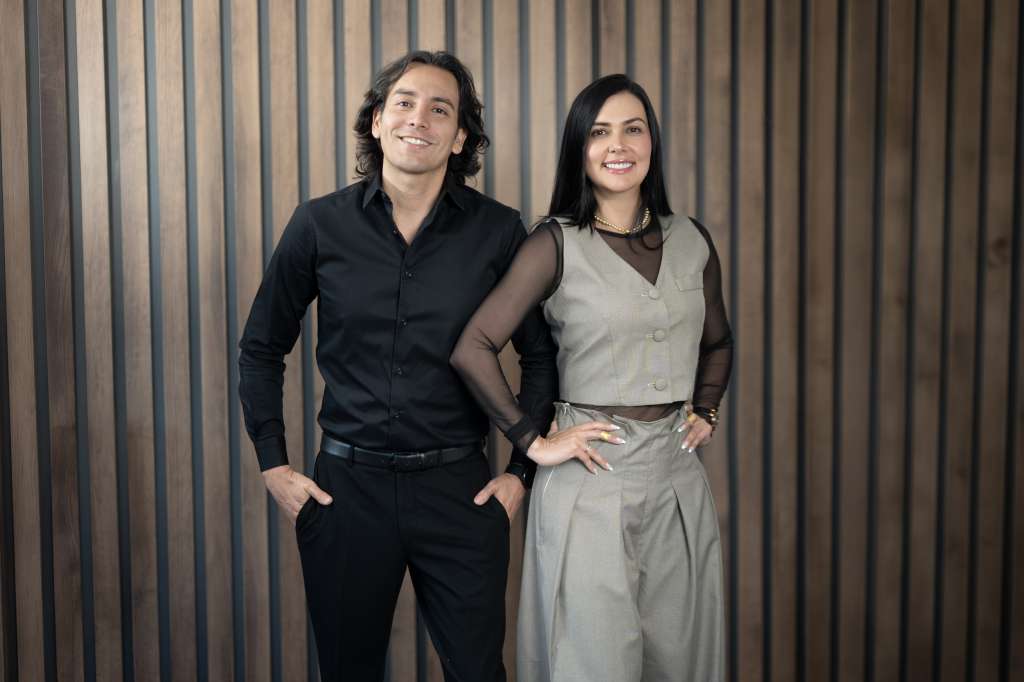 Carlos Guzmán y Hellen Romero dicen que han "acompañado y asesorado a más de 20.000 familias y empresas en la construcción de estrategias de protección, inversión, retiro, optimización tributaria y planeación financiera".