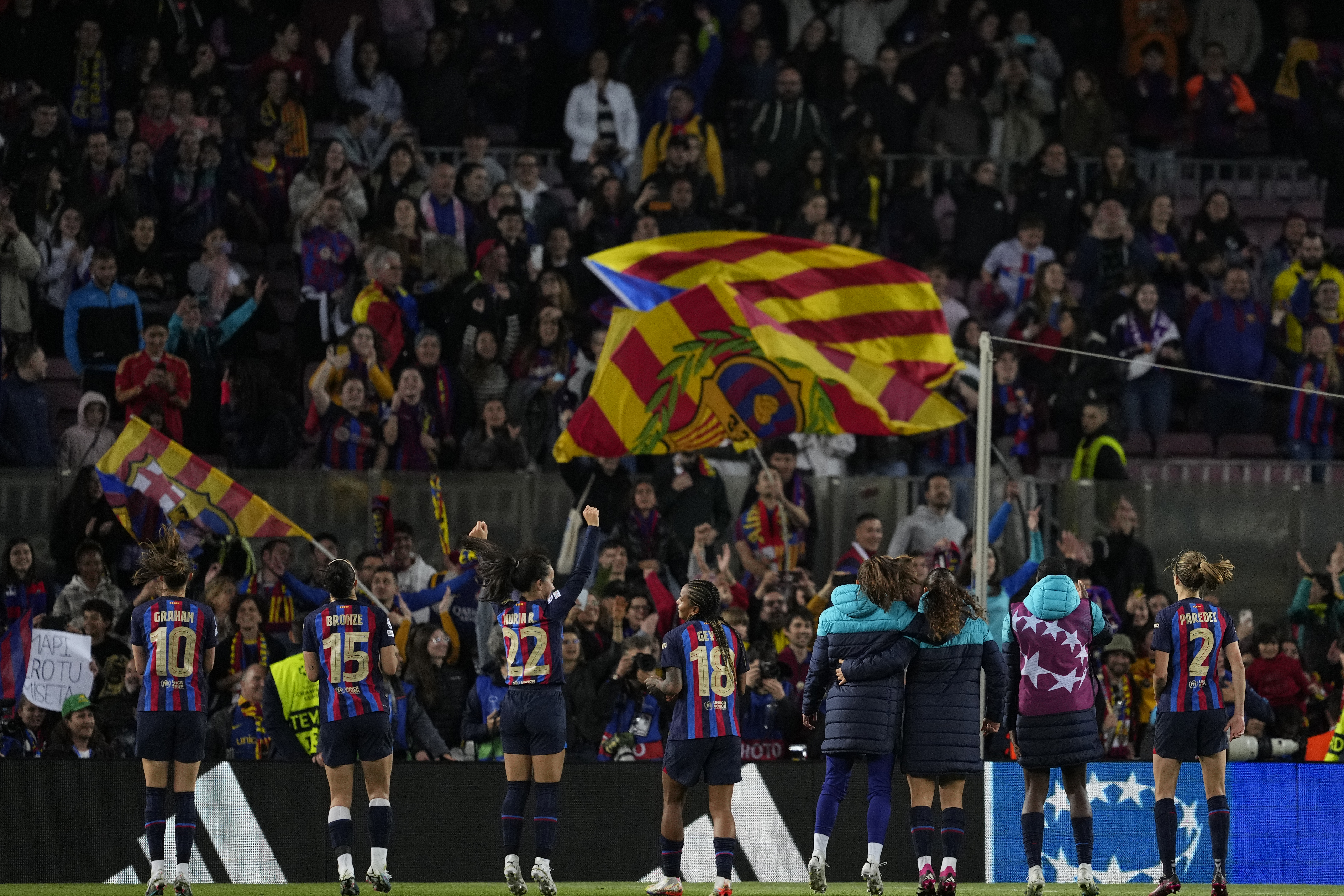 BARCELONA, 29/03/2023.- Las jugadoras del FC Barcelona celebran tras vencer al AS Roma en su encuentro de vuelta de cuartos de final de la Liga de Campeones femenina, este miércoles en el Camp Nou, en Barcelona. EFE/ Alejandro García