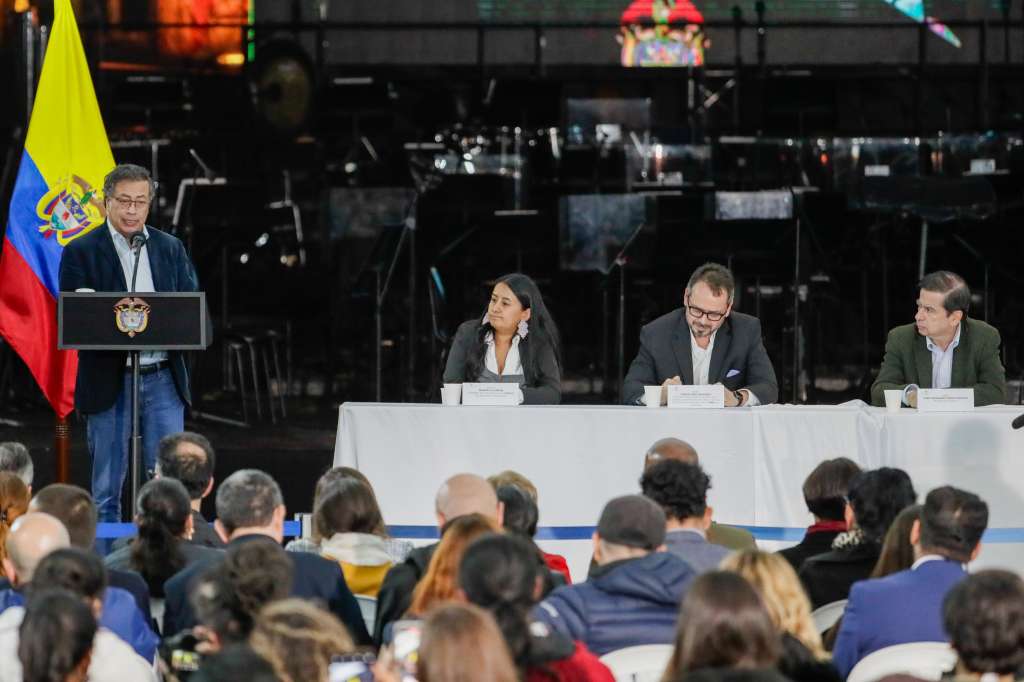 AME9988. BOGOTÁ (COLOMBIA), 21/11/2024.- El presidente de Colombia, Gustavo Petro (i), habla durante la ceremonia de conmemoración del octavo aniversario de la firma del acuerdo de paz este jueves, en la Plaza de Bolívar en Bogotá (Colombia). El Gobierno colombiano conmemoró el octavo aniversario del acuerdo de paz con la guerrilla de las FARC, un periodo en el que más de 430 exguerrilleros han sido asesinados, lo que constituye uno de los mayores obstáculos para la implementación del cese el fuego definitivo y la dejación de armas. EFE/ Carlos Ortega