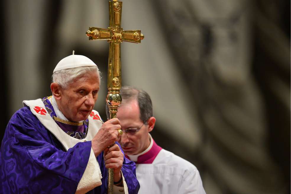 Benedicto XVI durante la celebración del Miércoles de Ceniza. / AFP