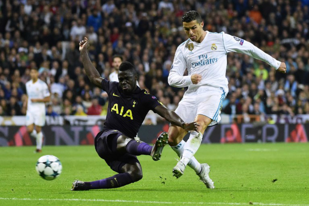 El colombiano Dávinson Sánchez (i), durante el partido de este martes, al lado del portugués Cristiano Ronaldo. / AFP