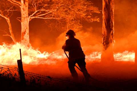 Llueve en Australia, pero los bomberos advierten que voraces incendios aún continúan