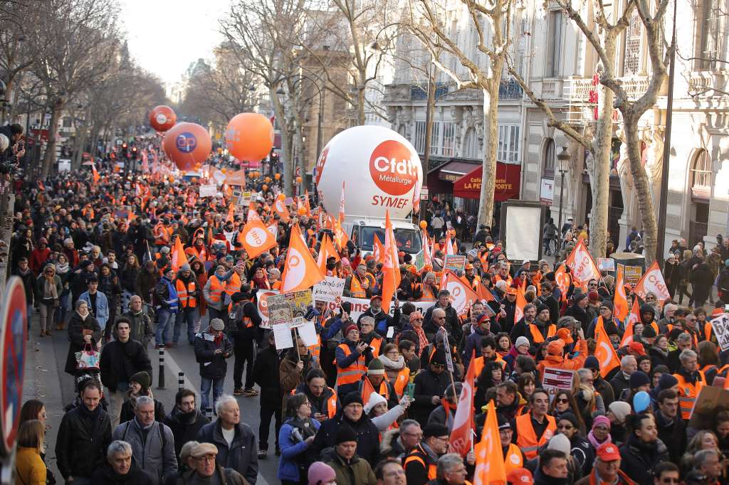 Paris (France), 07/02/2023.- Thousands of protesters take part in a demonstration against the government's planned pension reform, in Paris, France, 07 February 2023. The French government plans to raise the minimum retirement age from 62 to 64 by 2030. (Protestas, Francia, Estados Unidos) EFE/EPA/TERESA SUAREZ