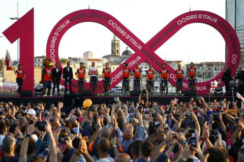 Compañero de Nibali, expulsado del Giro de Italia  por agresión