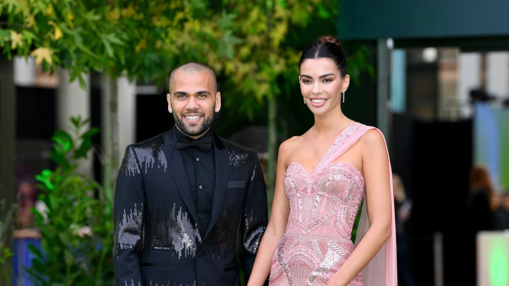 Joana Sanz y Dani Alves juntos en una alfombra roja.