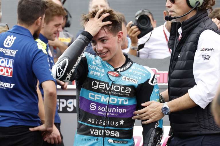 Motegi (Japan), 06/10/2024.- CFMOTO rider David Alonso of Colombia (C), winner and Moto3 World Champion, celebrates after the Moto3 race of the Motorcycling Grand Prix of Japan in Motegi, north of Tokyo, Japan, 06 October 2024. (Motociclismo, Ciclismo, Japón, Tokio) EFE/EPA/FRANCK ROBICHON