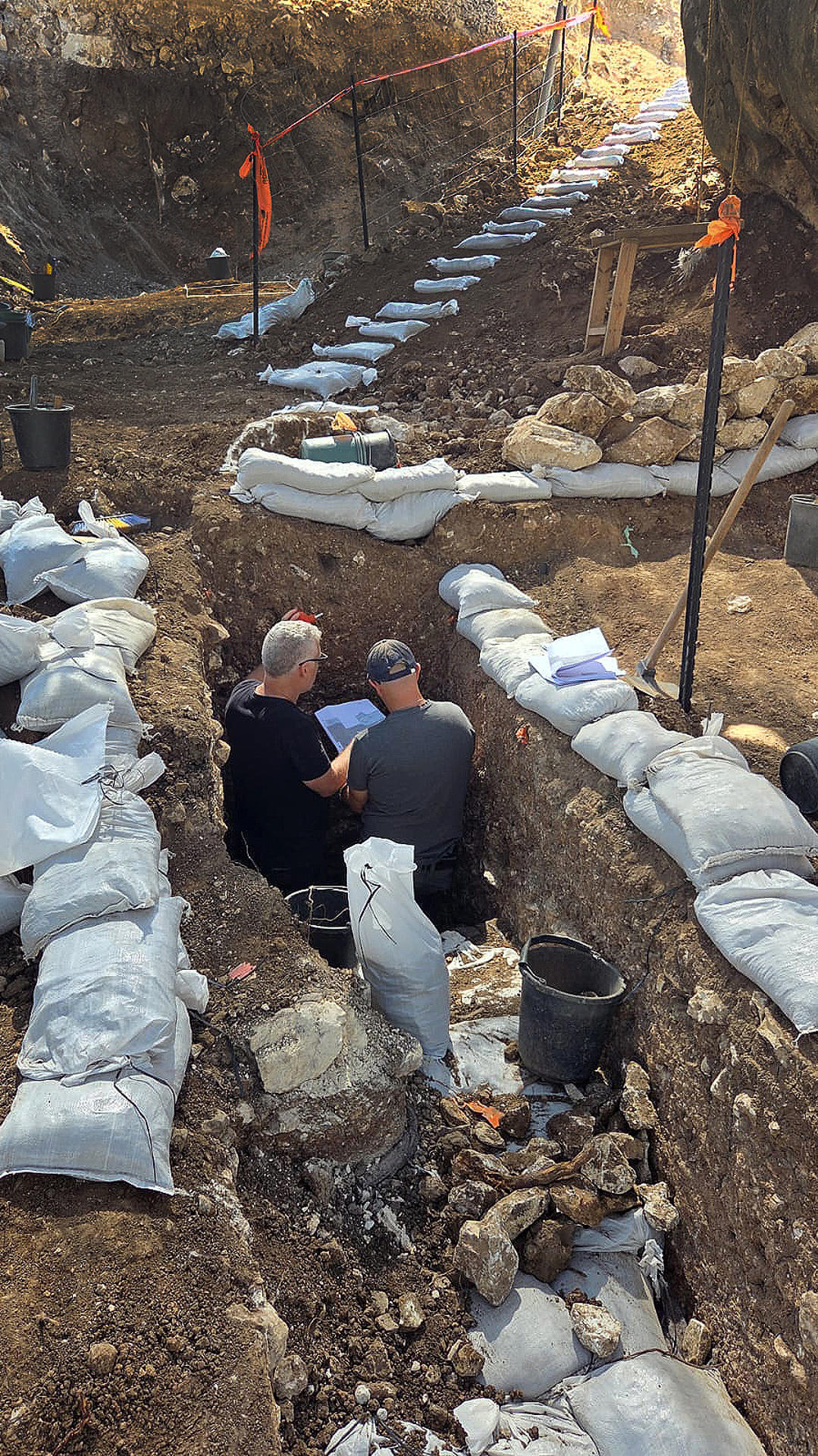HAIFA (ISRAEL), 11/06/2026.- Hachas de mano prehistóricas halladas por los investigadores israelíes que descubrieron una cueva de entre 400.000 y 250.000 años de antigüedad, correspondiente al Paleolítico Inferior -una época de la Prehistoria poco conocida-, al sur de la ciudad de Haifa (norte) y en un alto estado de conservación, ya que se mantuvo sellada como una cápsula durante cientos de miles de años. EFE/ Emil Aladjem/Israel Antiquities Authority SOLO USO EDITORIAL/SOLO DISPONIBLE PARA ILUSTRAR LA NOTICIA QUE ACOMPAÑA (CRÉDITO OBLIGATORIO)