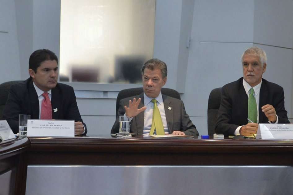 El ministro de Vivienda Luis Felipe Henao, el presidente Juan Manuel Santos y el alcalde de Bogotá, Enrique Peñalosa. /Presidencia