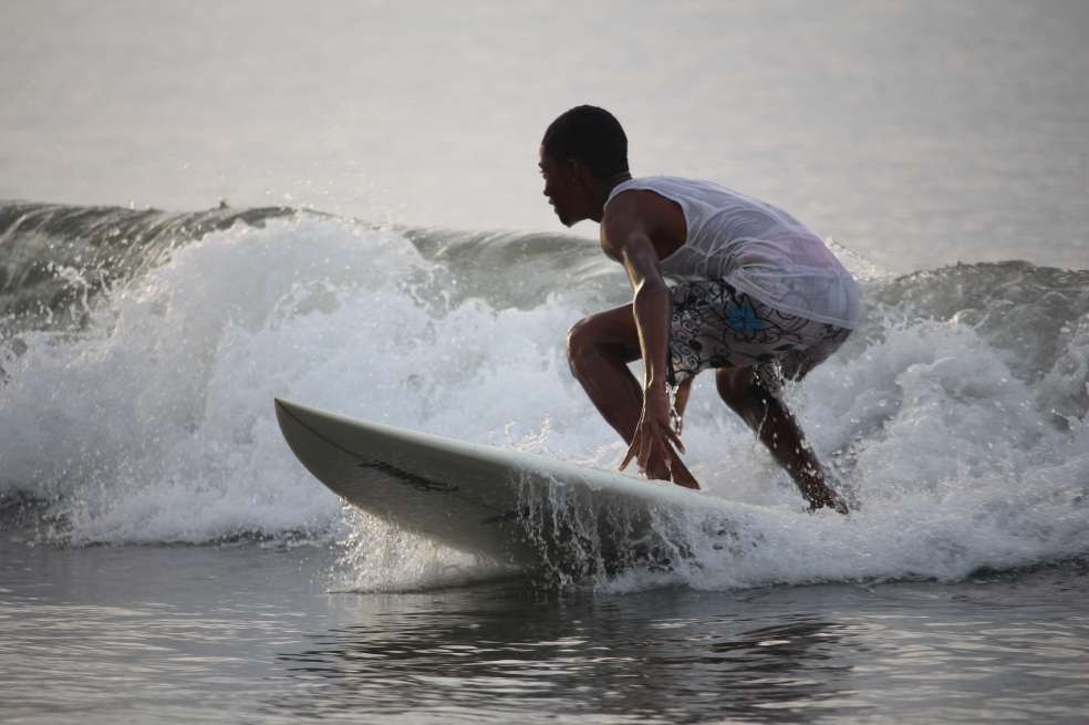 El Club de Surf de Termales tiene un reglamento en el que los niños se comprometen a sacar buenas calificaciones, ser respetuosos con sus padres y compañeros, y asistir al colegio / Tatiana Pardo