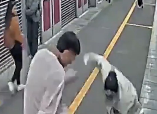 El guarda de seguridad fue agredido luego de impedir el ingreso de personas que, presuntamente, intentaban colarse al sistema.