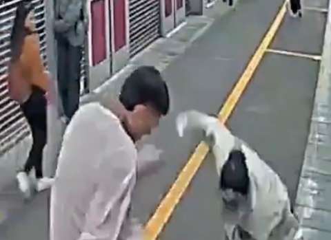 En video: presuntos colados patean a un guarda de Transmilenio