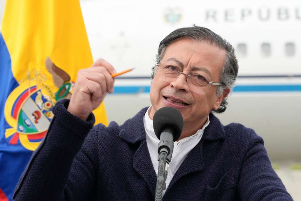 AME503. BOGOTÁ (COLOMBIA), 17/09/2025.- Fotografía cedida por la Presidencia de Colombia de su mandatario, Gustavo Petro, durante una alocución este miércoles, en Bogotá (Colombia). Petro consideró "una injusticia" y "un insulto" la decisión del Gobierno estadounidense de retirar a su país de la lista de naciones que cumplieron en los últimos doce meses en la lucha contra el narcotráfico, sanción llamada comúnmente 'descertificación'. EFE/ Presidencia de Colombia /SOLO USO EDITORIAL/ NO VENTAS/ SOLO DISPONIBLE PARA ILUSTRAR LA NOTICIA QUE ACOMPAÑA (CRÉDITO OBLIGATORIO)