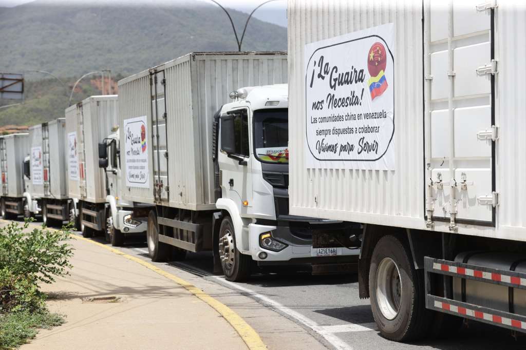 AME5030. LA GUAIRA (VENEZUELA), 26/06/2026.- Camiones transportan ayuda humanitaria este viernes, en La Guaira (Venezuela). El ministro de Interior de Venezuela, Diosdado Cabello, anunció la restricción del acceso al estado La Guaira (norte, cercano a Caracas), el más afectado por los terremotos, a partir de las 20.00 horas locales (00.00 GMT) de este viernes. EFE/ Ronald Peña R
