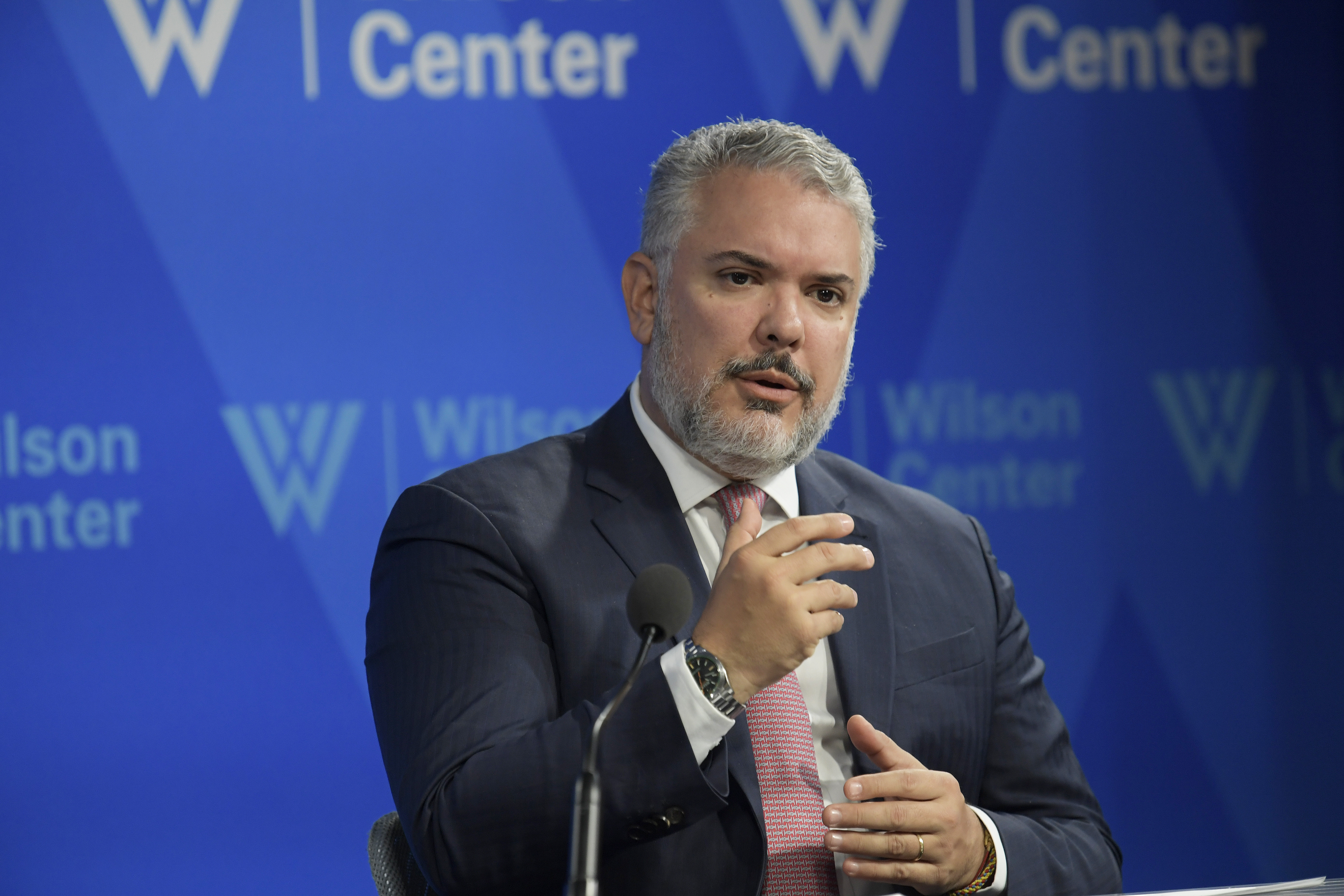 USA4215. WASHINGTON (DC, EEUU), 21/02/2023.- El expresidente colombiano Iván Duque participa en la charla "Reconstruyendo Perú", organizada en el Centro Wilson, hoy en Washington (EE. UU). Duque sugirió este martes a la mandataria peruana, Dina Boluarte, que piense en los Pactos de la Moncloa que facilitaron la transición a la democracia en España en 1977 para calmar la agitación que vive su país. EFE/Lenin Nolly