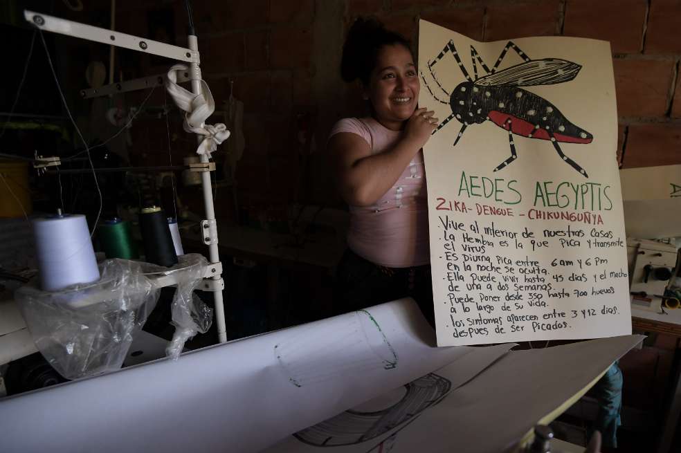 Yorleny Rey realiza carteles para que los habitantes del barrio El Brillante, a una hora de Villavicencio, conozcan el mosquito. / Mauricio Alvarado - El Espectador