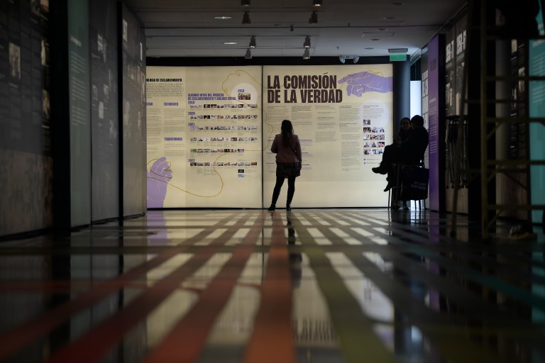 Excomisionados respaldan a padre De Roux en caso de denuncias de víctimas de abuso