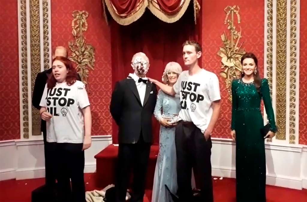 GRAF8934. LONDRES, 24/10/2022.- Dos activistas de Just Stop Oil estamparon hoy lunes dos tartas de chocolate en el rostro de la figura de cera del rey Carlos III en el museo londinense de Madame Tussauds, con la consigna de que el gobierno británico "detenga las nuevas licencias de petróleo y gas". EFE/ Just Stop Oil/SOLO USO EDITORIAL/SOLO DISPONIBLE PARA ILUSTRAR LA NOTICIA QUE ACOMPAÑA (CRÉDITO OBLIGATORIO)