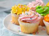 “Cupcakes” de vainilla caseros, esponjosos y con “frosting” de mantequilla