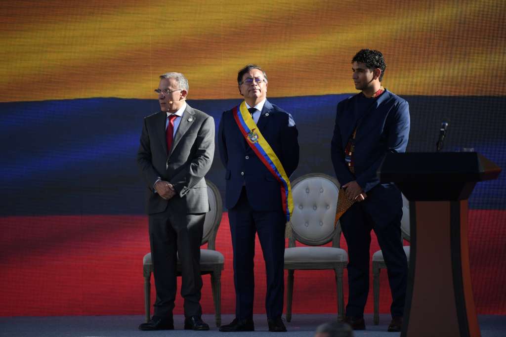 Presidente del Senado de la República de Colombia; Gustavo Petro, Presidente de Colombia y David Ricardo Racero Mayorca, Presidente de la Cámara de Representantes, durante la posesión en la Plaza de Bolívar (izq-der).