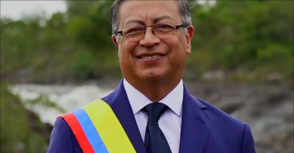 Gustavo Petro con la cinta presidencial.