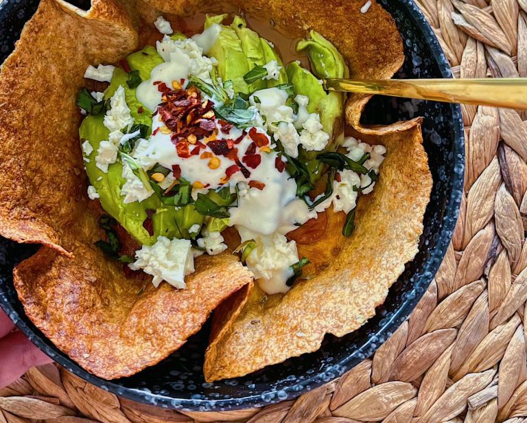 Paso a paso para preparar un taco bowl de huevo