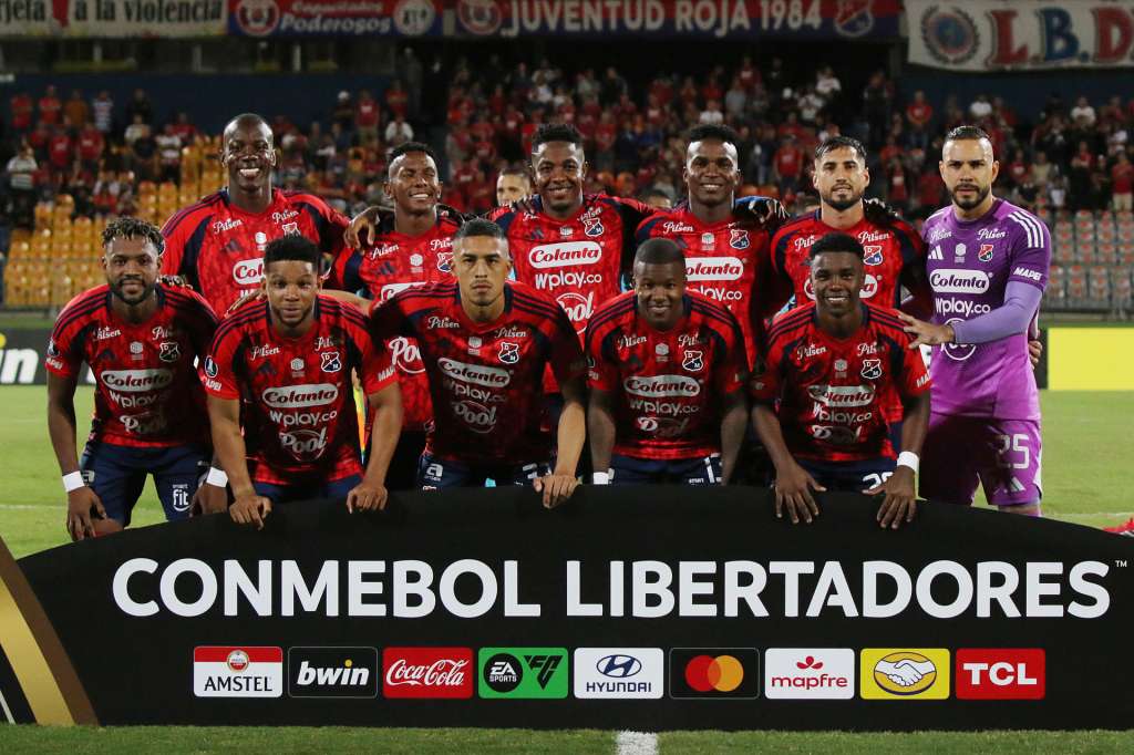 AMDEP3108. MEDELLÍN (COLOMBIA), 08/04/2026.- Jugadores de Medellín forman este miércoles, previo a un partido de la Copa Libertadores entre Independiente Medellín y Estudiantes de La Plata en el estadio Atanasio Girardot en Medellín (Colombia). EFE/ STR